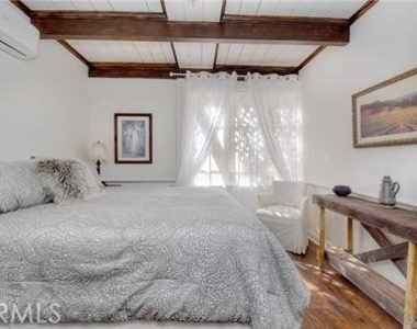 1239 Rainbow Valley Boulevard - Photo Thumbnail 12