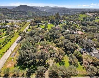 1239 Rainbow Valley Boulevard - Photo Thumbnail 24