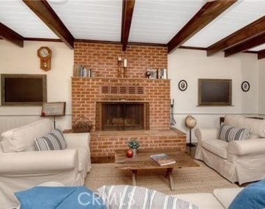 1239 Rainbow Valley Boulevard - Photo Thumbnail 4