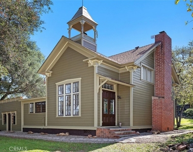 1239 Rainbow Valley Boulevard - Photo Thumbnail 20