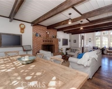 1239 Rainbow Valley Boulevard - Photo Thumbnail 5