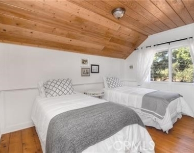 1239 Rainbow Valley Boulevard - Photo Thumbnail 15
