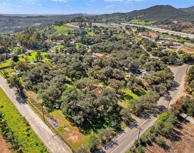 1239 Rainbow Valley Boulevard - Photo Thumbnail 25