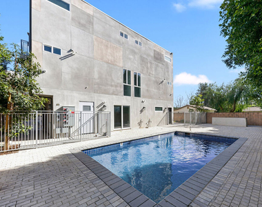 15106 Roxford St, - Photo Thumbnail 3