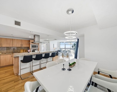 13650 Marina Pointe Drive - Photo Thumbnail 11