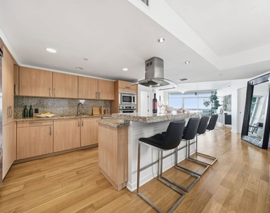 13650 Marina Pointe Drive - Photo Thumbnail 10