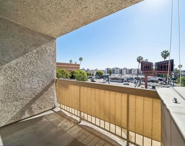 1519 N Martel Avenue - Photo Thumbnail 6