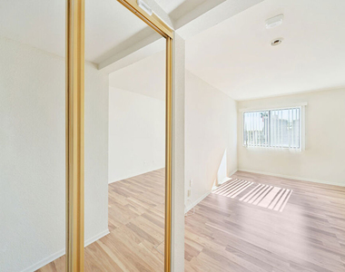 1519 N Martel Avenue - Photo Thumbnail 10