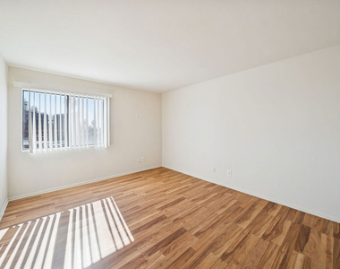 1519 N Martel Avenue - Photo Thumbnail 11
