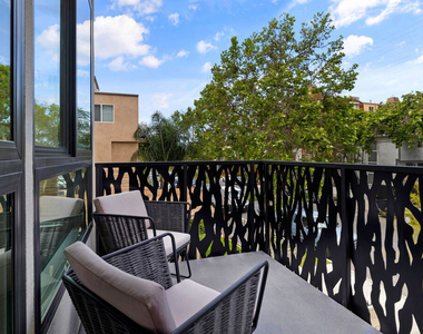 1228 N Sycamore Avenue - Photo Thumbnail 5