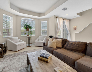 11860 Valencia Gardens Avenue - Photo Thumbnail 4