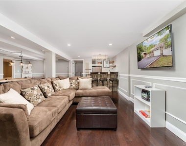 8 Wakeman Court - Photo Thumbnail 1