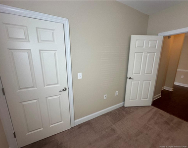 330 Gallery Drive - Photo Thumbnail 5