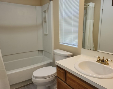 8802 Piney Point Dr - Photo Thumbnail 10