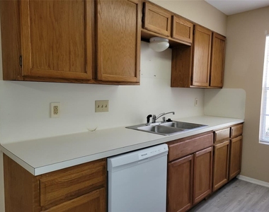 8802 Piney Point Dr - Photo Thumbnail 6