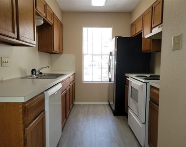 8802 Piney Point Dr - Photo Thumbnail 5