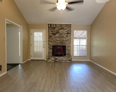 8802 Piney Point Dr - Photo Thumbnail 4