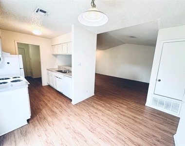 12504 Tree Line Dr - Photo Thumbnail 7