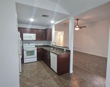 103 Hummingbird Ct - Photo Thumbnail 3
