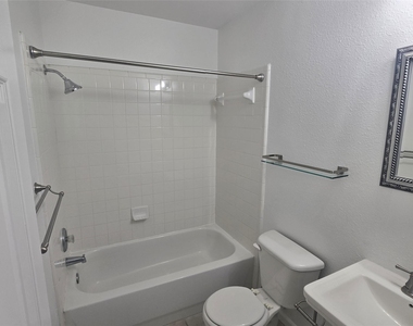 103 Hummingbird Ct - Photo Thumbnail 9