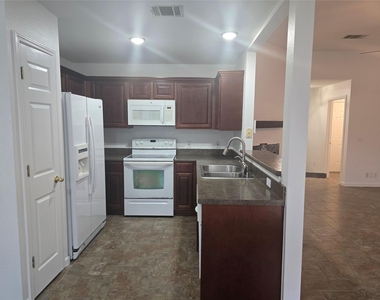 103 Hummingbird Ct - Photo Thumbnail 4