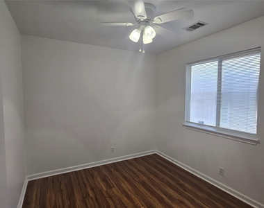103 Hummingbird Ct - Photo Thumbnail 7