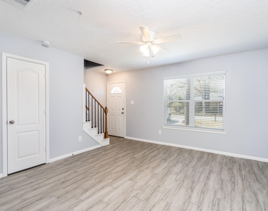 207 N Poplar Street - Photo Thumbnail 9