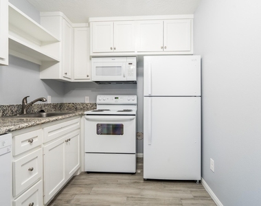 207 N Poplar Street - Photo Thumbnail 2