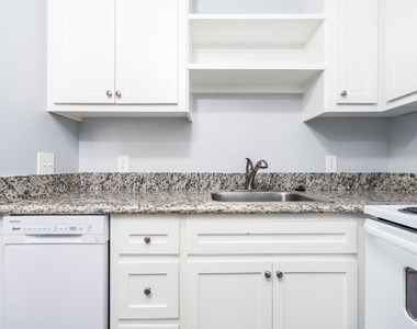 207 N Poplar Street - Photo Thumbnail 4