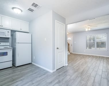 207 N Poplar Street - Photo Thumbnail 5