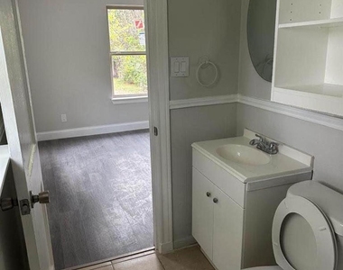 702 Rosedale Street - Photo Thumbnail 9