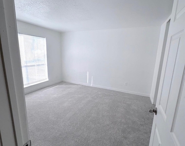 5625 Antoine Drive - Photo Thumbnail 2