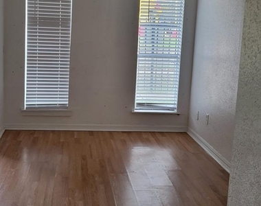 5625 Antoine Drive - Photo Thumbnail 9