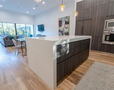 709 Memorial Heights Drive - Photo Thumbnail 18