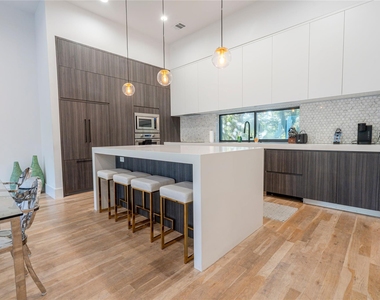 709 Memorial Heights Drive - Photo Thumbnail 16