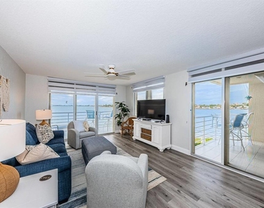 6105 Bahia Del Mar Circle - Photo Thumbnail 11