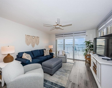 6105 Bahia Del Mar Circle - Photo Thumbnail 9