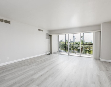 10355 Paradise Boulevard - Photo Thumbnail 10