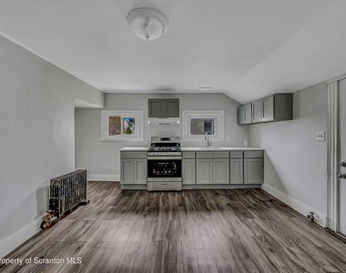 301 N Bromley Avenue - Photo Thumbnail 3