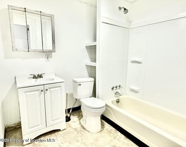 301 N Bromley Avenue - Photo Thumbnail 4