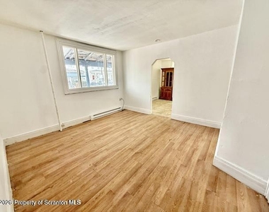 301 N Bromley Avenue - Photo Thumbnail 3
