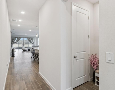 654 Heritage Square Drive - Photo Thumbnail 3