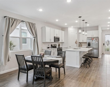 654 Heritage Square Drive - Photo Thumbnail 7