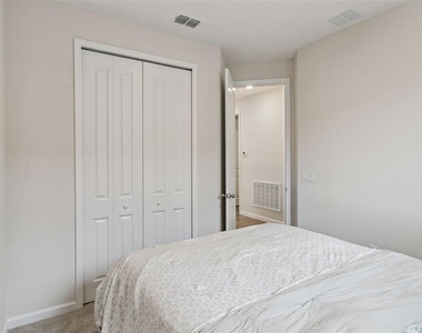 654 Heritage Square Drive - Photo Thumbnail 22