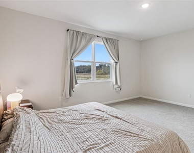 654 Heritage Square Drive - Photo Thumbnail 18