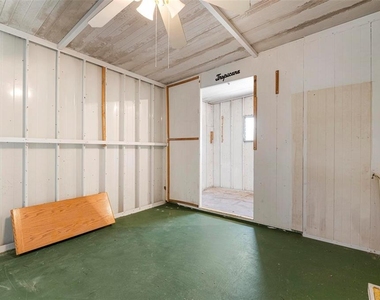 2315 17th Street Lane W - Photo Thumbnail 15