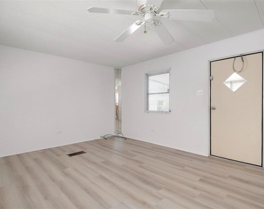 2315 17th Street Lane W - Photo Thumbnail 5