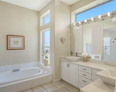 5811 White Oak Bayou Court - Photo Thumbnail 17