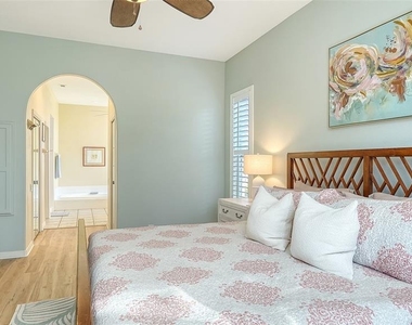 5811 White Oak Bayou Court - Photo Thumbnail 13