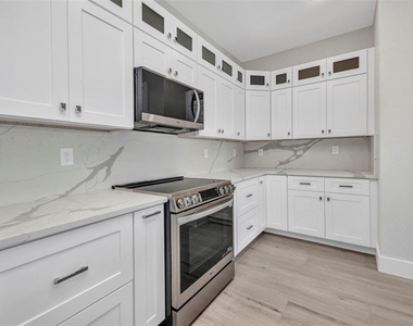1327 Wesley Drive - Photo Thumbnail 7